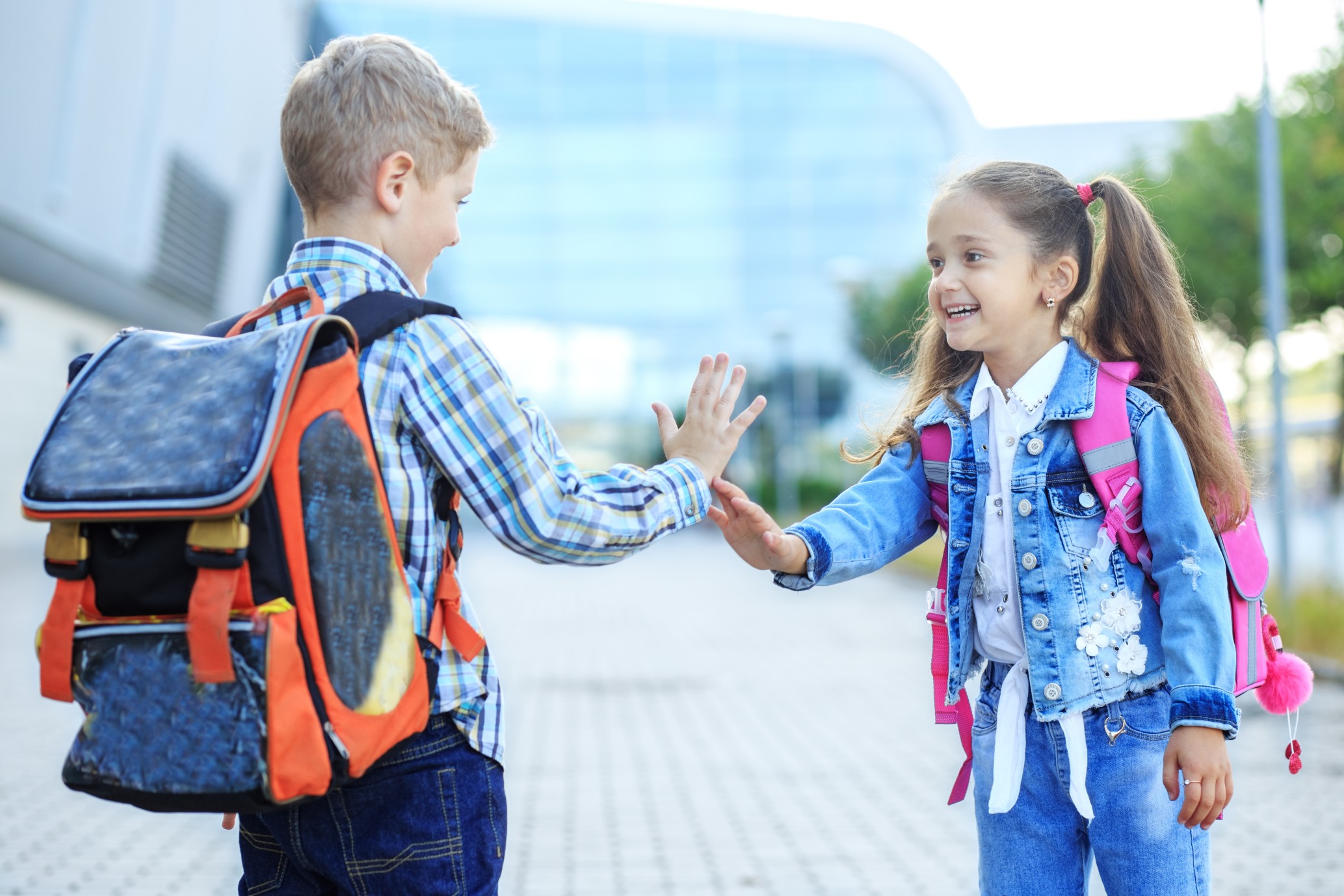 back-to-school-boy-girl-met-backpacks-high-five-education-friendship-school-backpack-happy-people_t20_jR4amX.jpg