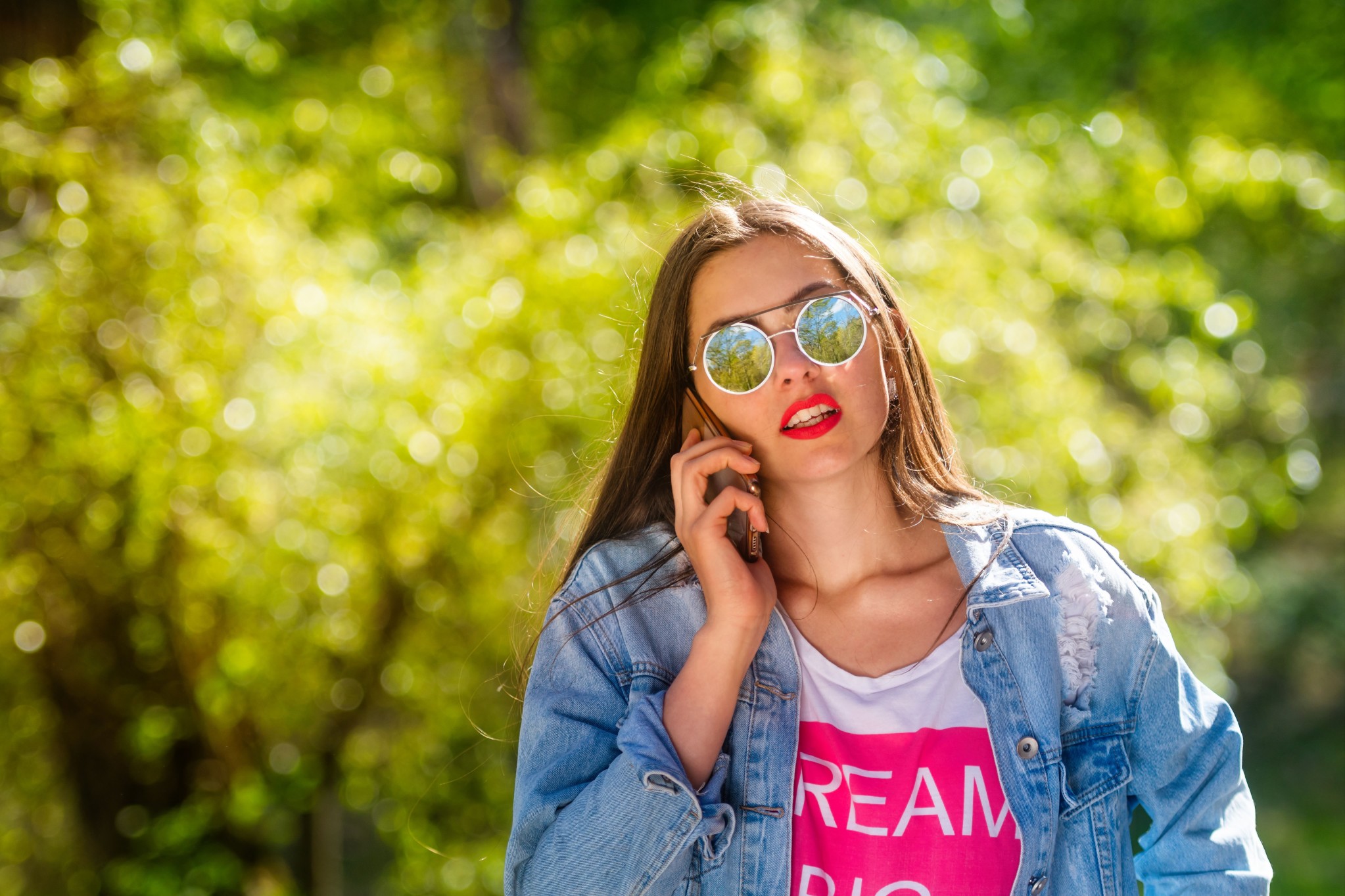 beautiful-smiling-young-woman-in-sunglasses-talking-on-the-phone-soft-background-copy-space-young_t20_yXXkJx.jpg