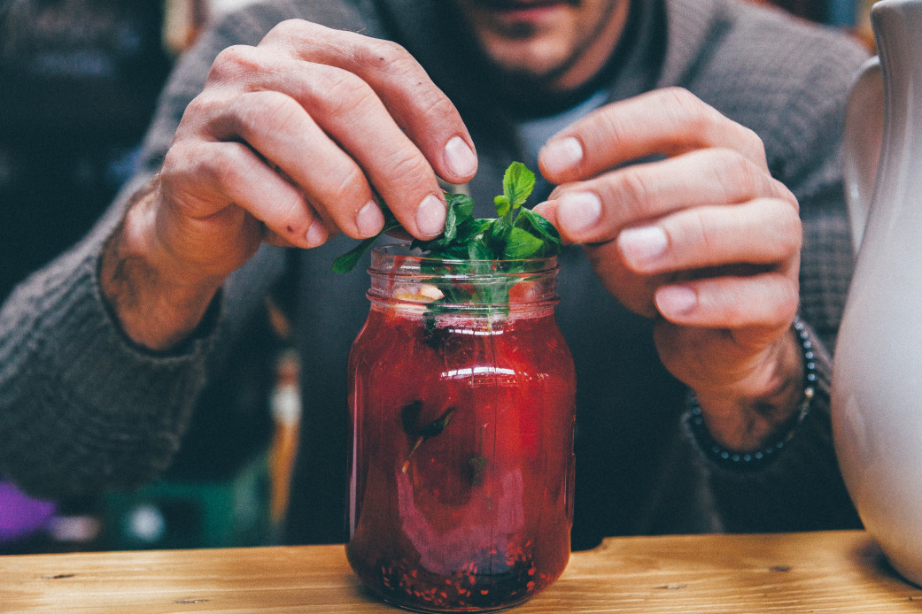 berry-red-drink-hands-beverage-preparing-lemonade-mason-jar-barman_t20_kn7g8X.jpg