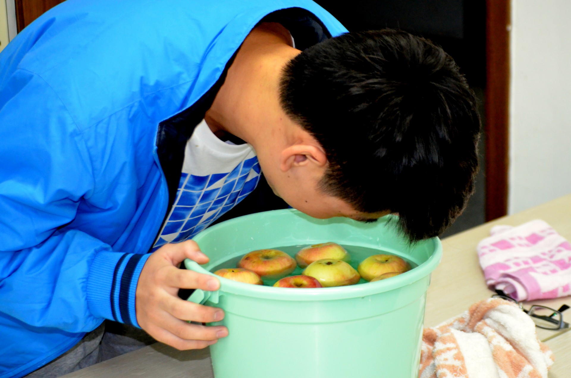 bobbing-for-apples.jpg