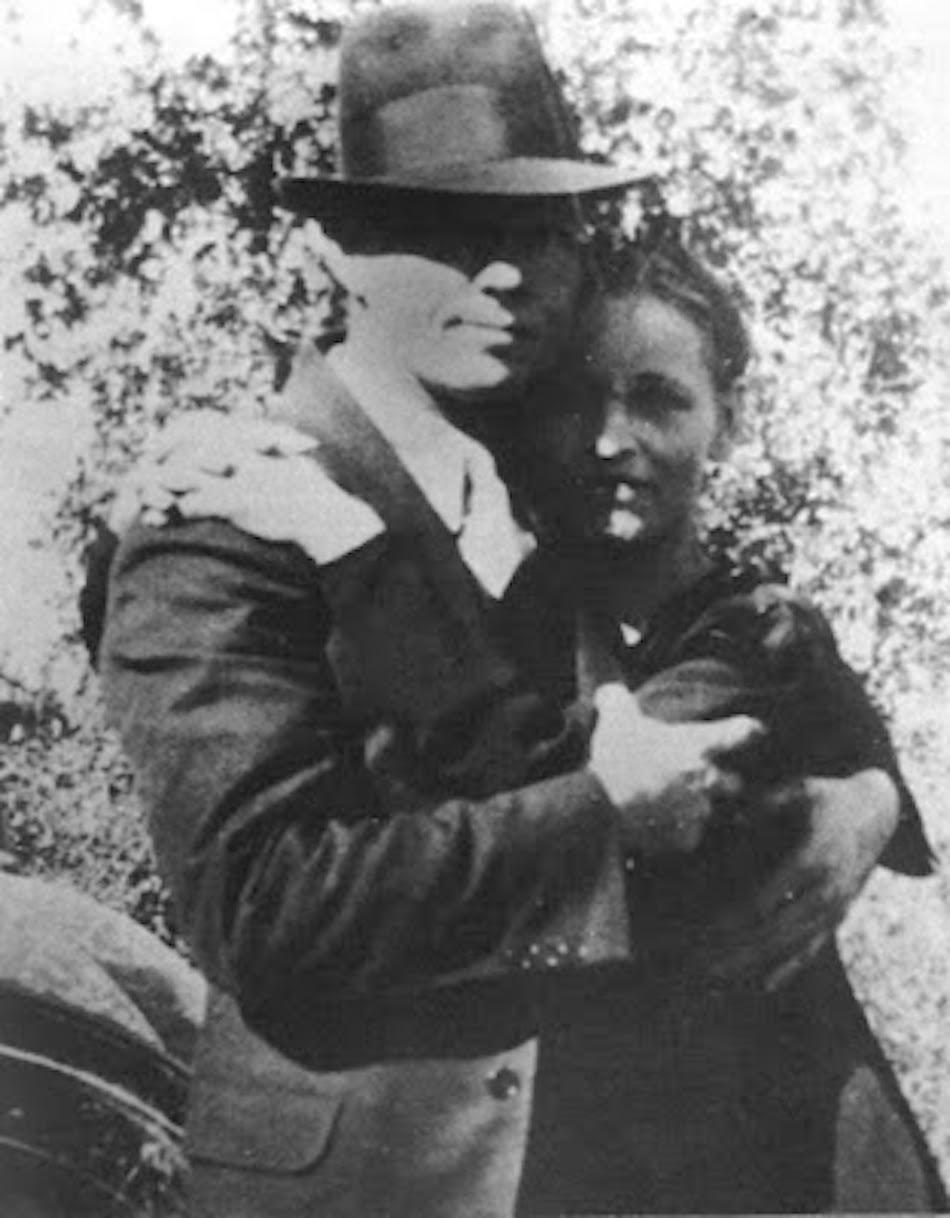 bonnie-and-clyde-hug.jpg