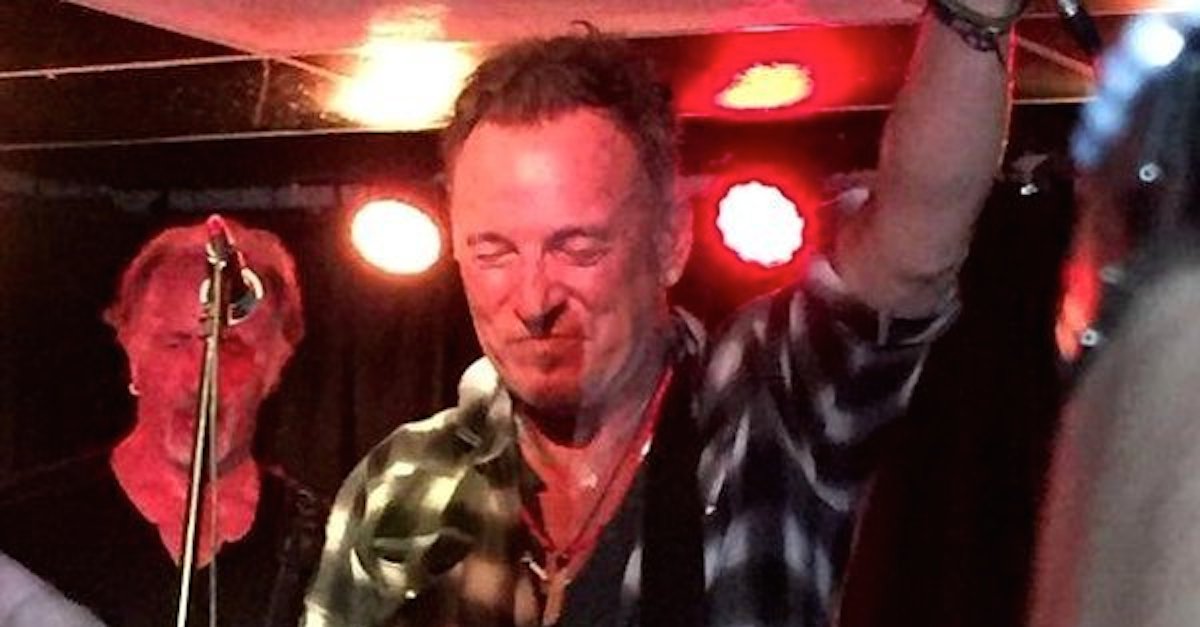 bruce-springsteen-plays-surprise-show