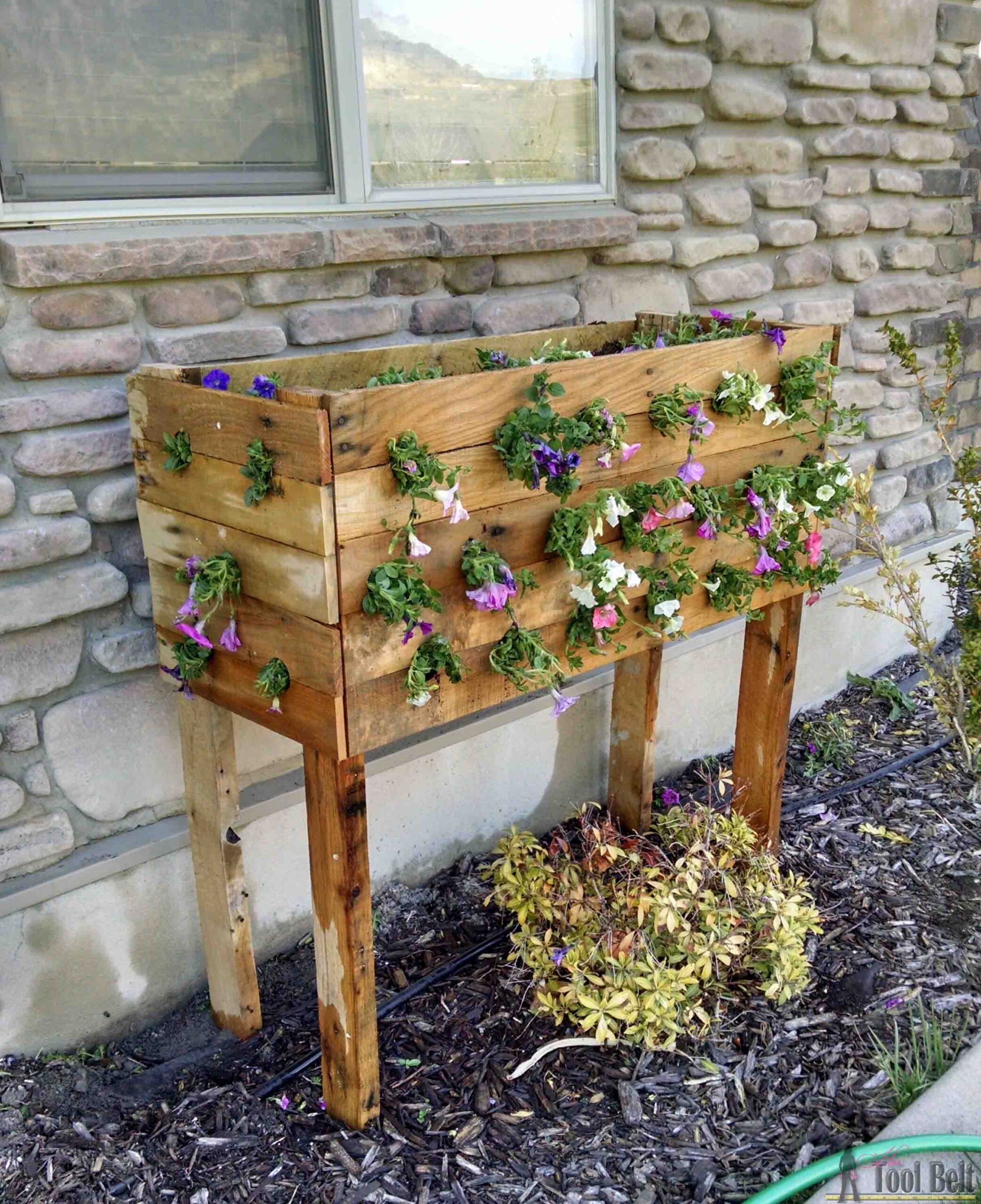 cascading-pallet-planter-flowers1.jpg