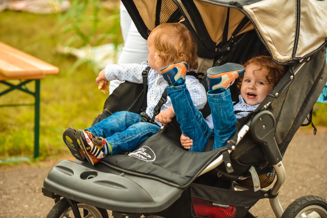children-twins-sit-in-the-baby-carriage-child-baby-family-face-smile-children-happy-kids-baby_t20_gReXvG.jpg
