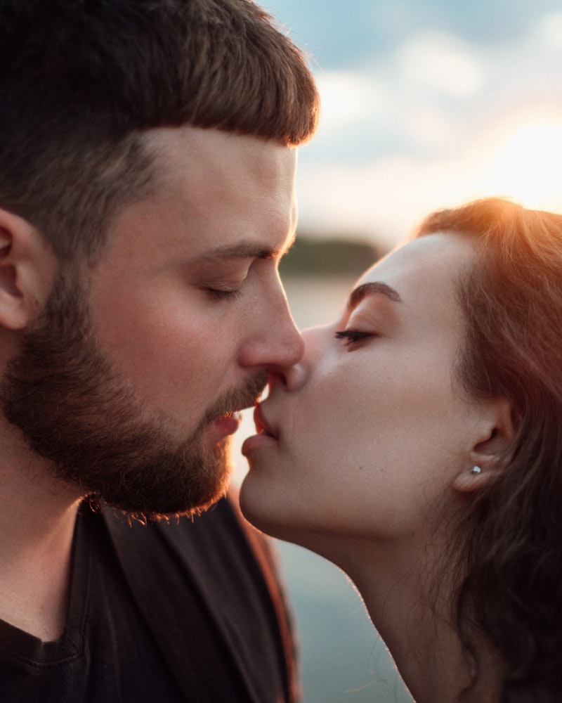 couple-kissing-3479057.jpg