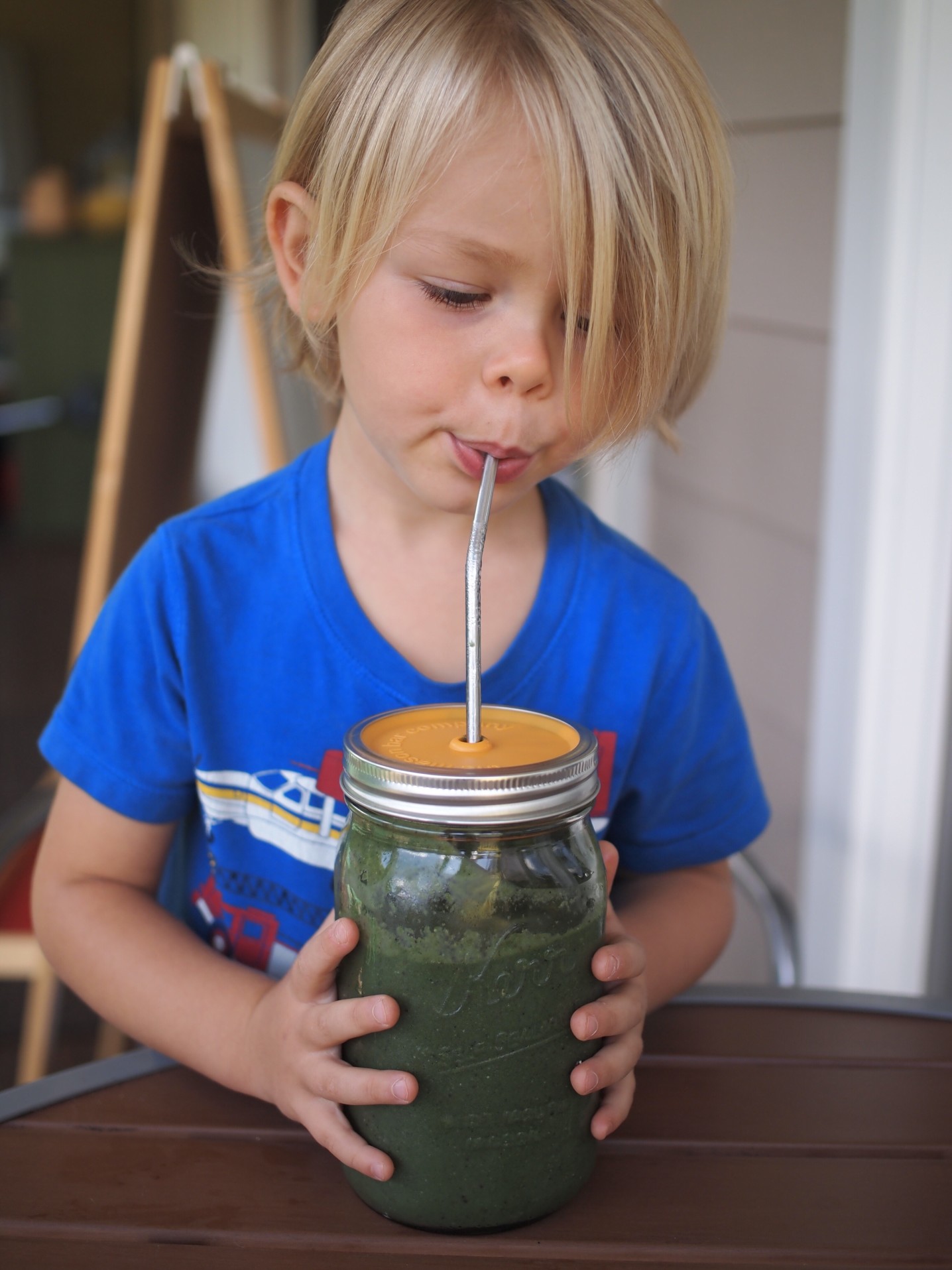 cute-little-boy-drinking-healthy-green-smoothie-in-mason-jar_t20_GGkN6o.jpg