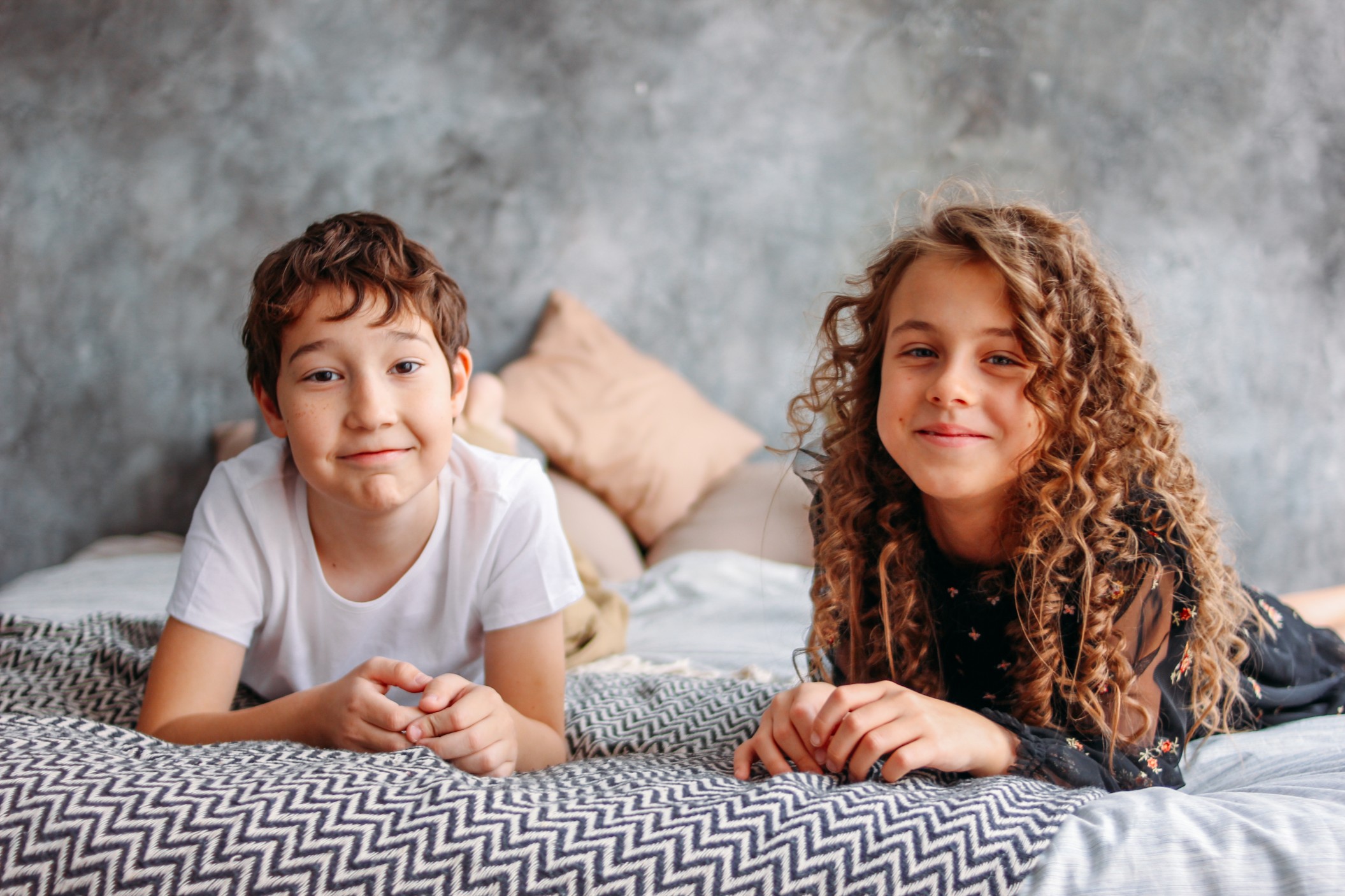 cute-tween-children-on-the-bed-with-pillow-morning-time-kids-party_t20_vR1lBj.jpg