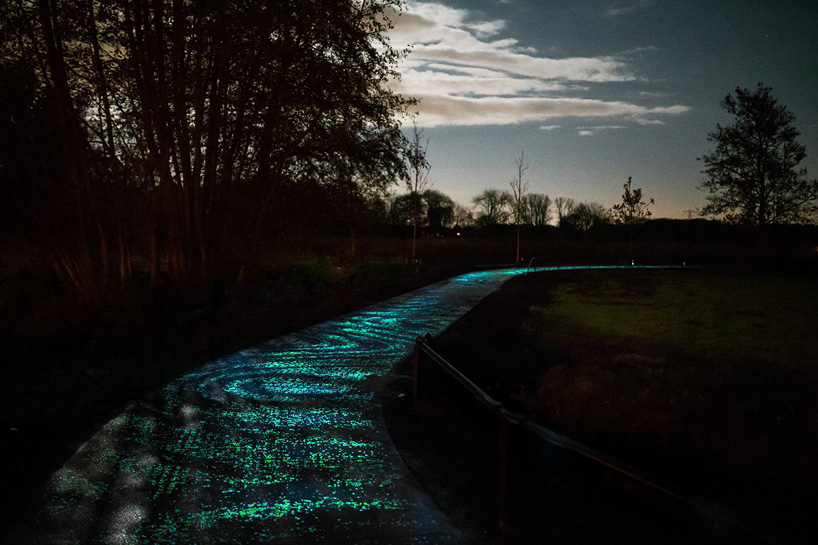 daan-roosegaarde-opens-solar-powered-van-gogh-bike-path-netherlands-designboom-12.jpg