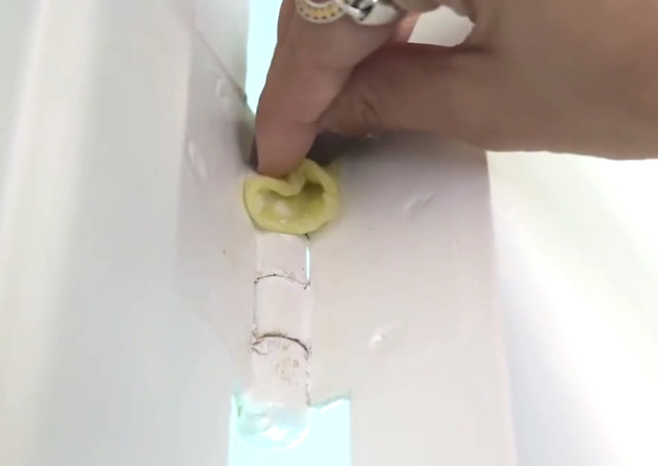 doorhinge.jpg