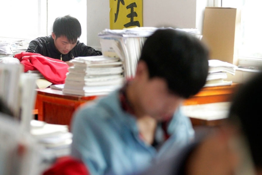 friend-carries-disabled-classmate-xuzhou-china-99.jpg