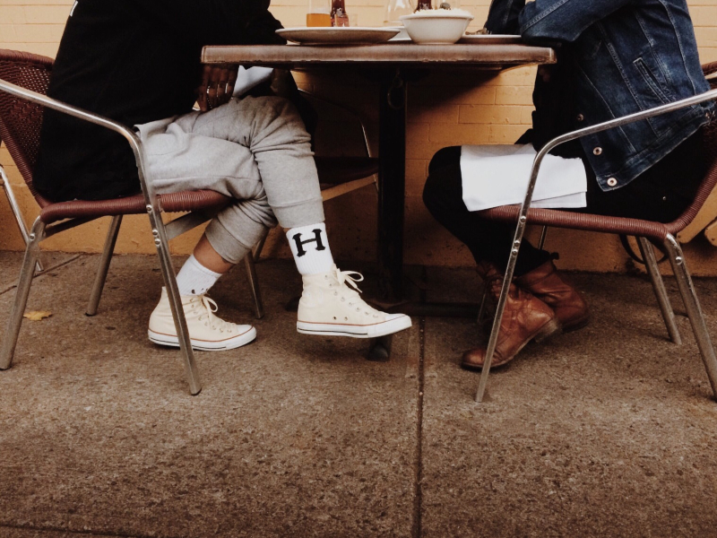 friends-having-a-meal-in-stylish-fashion_t20_LQbBR1-1.jpg