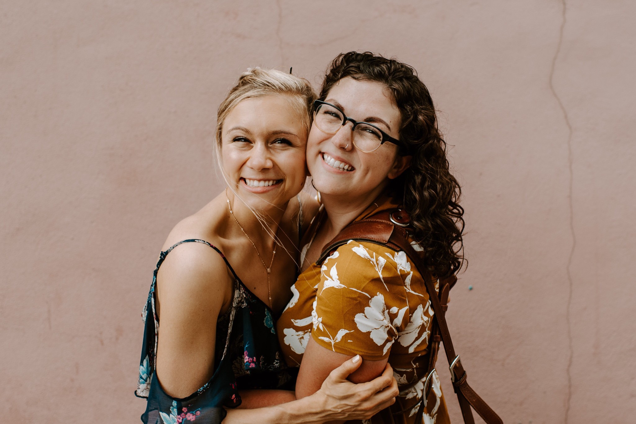 friends-in-south-carolina-two-young-women-bffs_t20_GgENpY.jpg