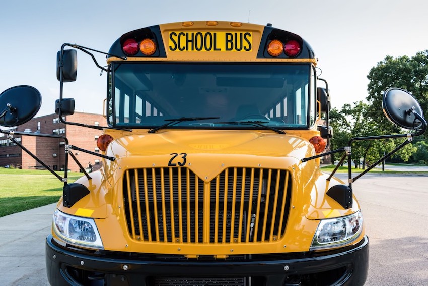 front-view-of-a-school-bus-bus-line-up-back-to-school-pick-up-drop-off-high-school-junior-high-middle_t20_bAKP4E.jpg