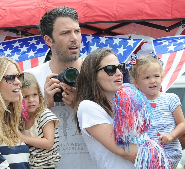 garner_affleck_fourth_july_32_wenn3977039.jpg