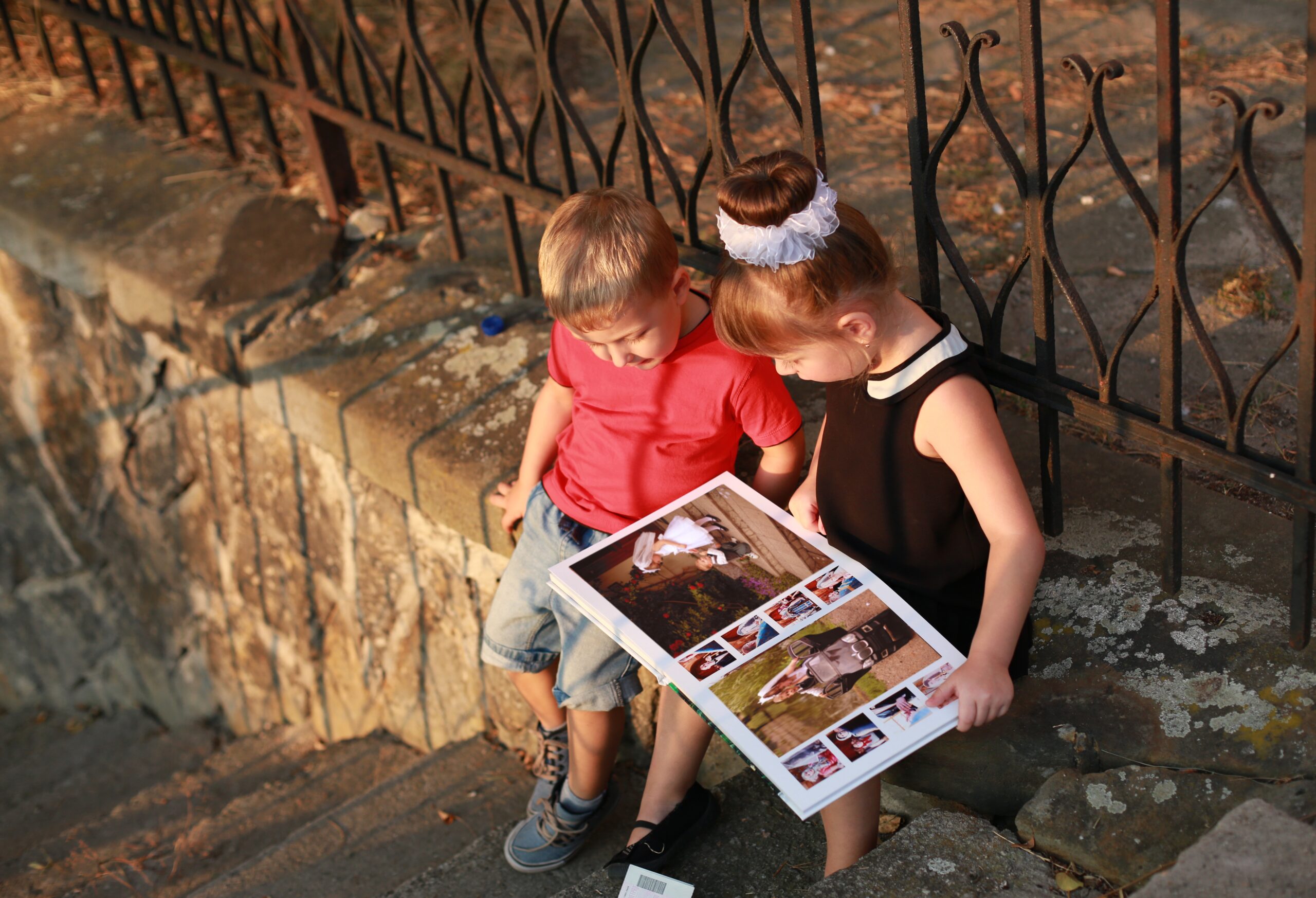 girl-and-boy-watching-photo-album_t20_Xz6rEV.jpg