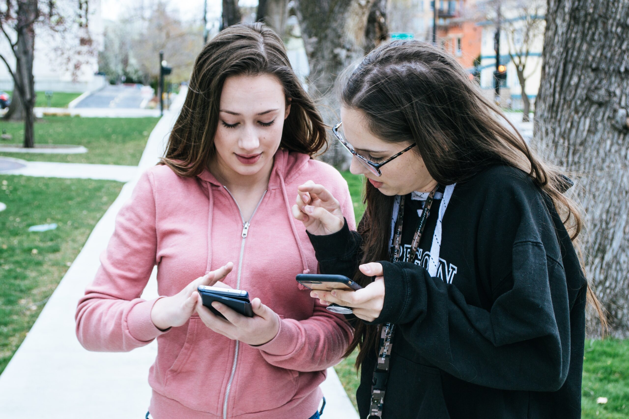 girls-on-phones.jpg