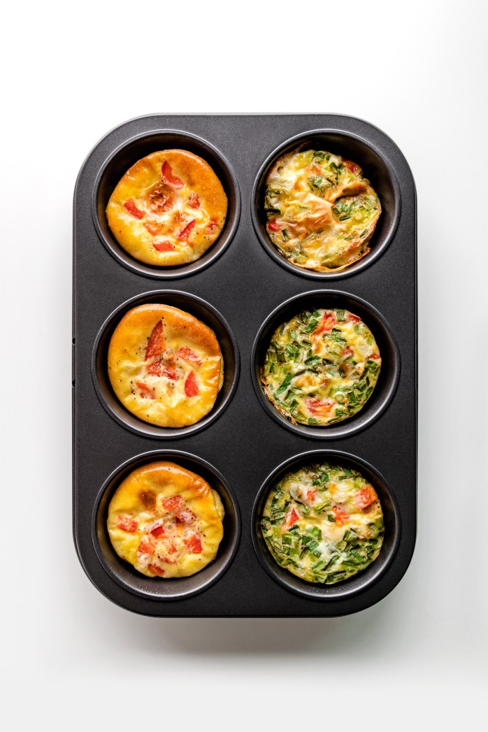 healthy-breakfast-egg-muffins-with-cheese-tomato-and-green-vegetable_t20_eoXKBo.jpg