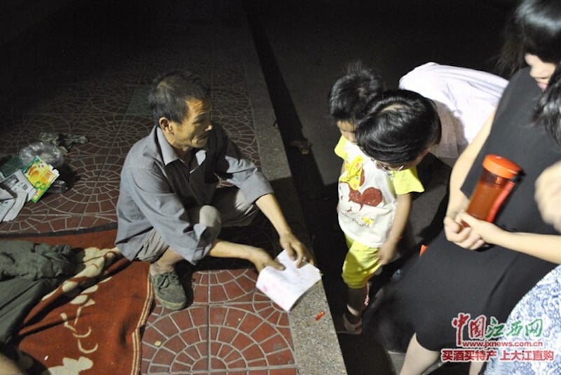 homeless-man-finds-baby-girl-while-digging-through-garbage-2.jpg