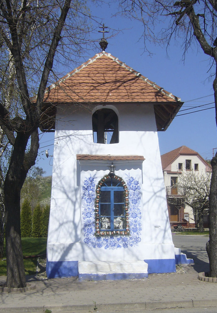 house-painting-90-year-old-grandma-agnes-kasparkova-59d3401a2de82__700.jpg