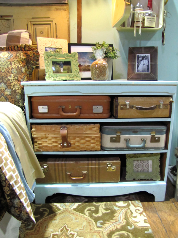 how-to-reuse-old-suitcases-in-home-decor-13.jpg