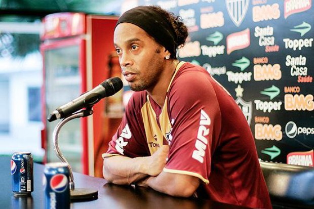 http-www.101greatgoals.comblogcoca-cola-can-ronaldinho-after-the-star-is-spotted-drinking-pepsi-at-a-press-conference.jpeg