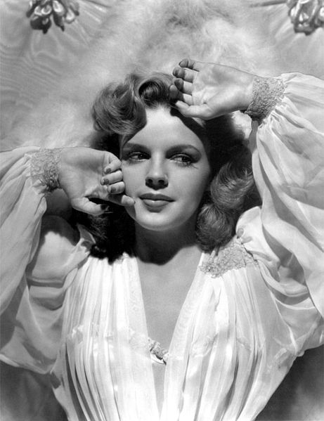 judy-garland-posing.jpg