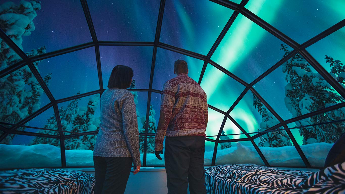 kakslauttanen_glass_igloo_inside_northern_lights_1366x7681.jpg