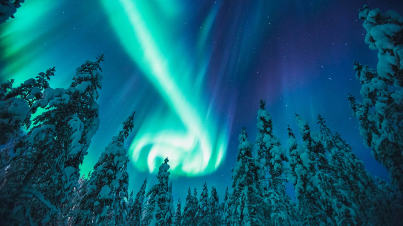 kakslauttanen_northern_lights_3_1366x768.jpg