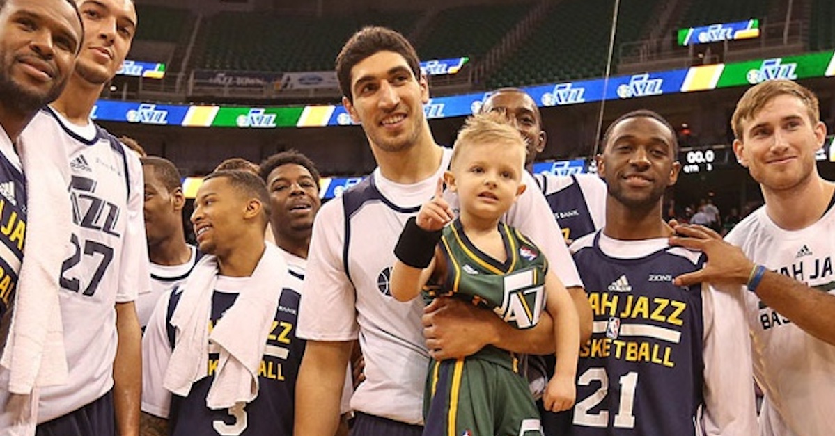 kleiner-mann-ganz-gross-der-fuenf-jahre-alte-jp-gibson-hier-auf-dem-arm-von-enes-kanter-mit-seinen-teamkameraden-der-utah-jazz-