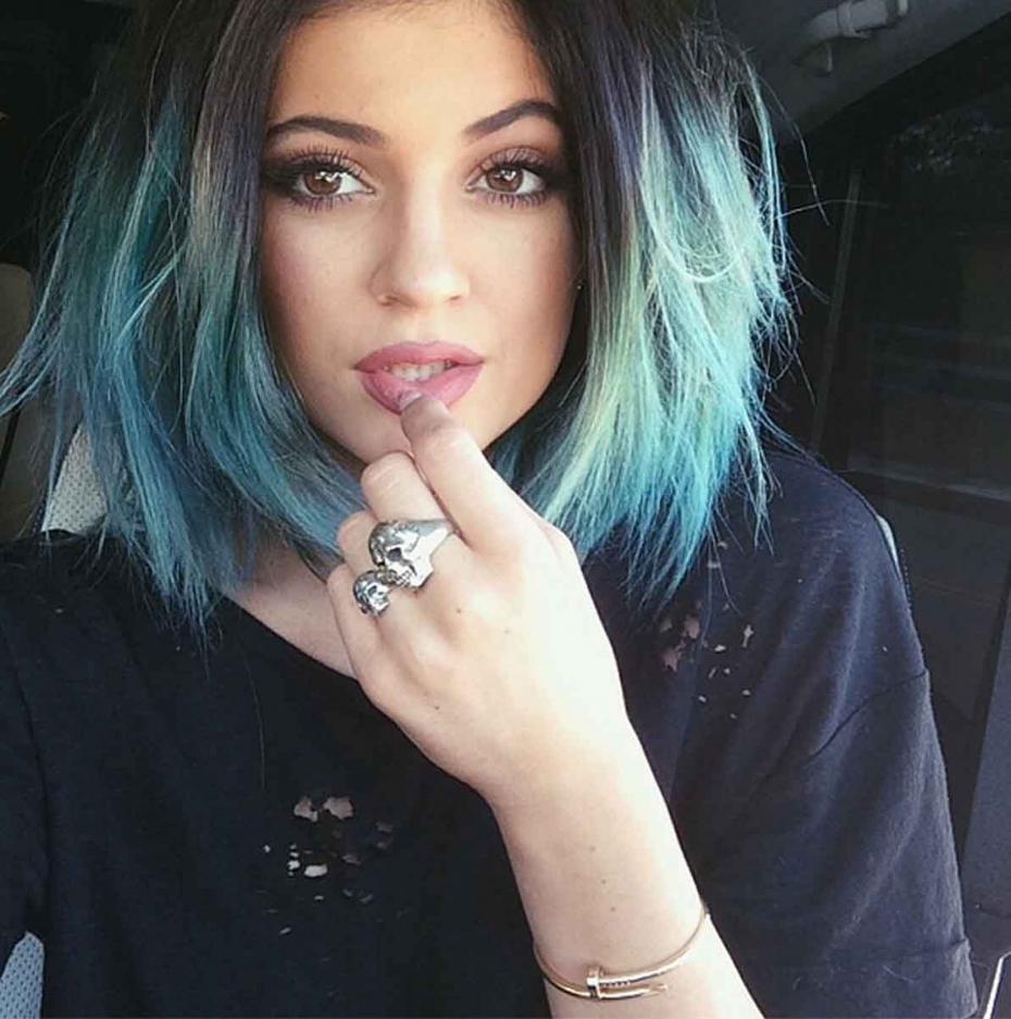 kylie-jenner-avec-les-cheveux-bleus.jpg