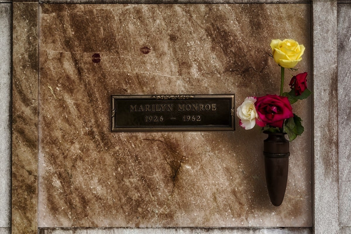 marilyn_monroe_star_resting_place_flowers_crypt_close_up_macro_stone-1007147.jpg