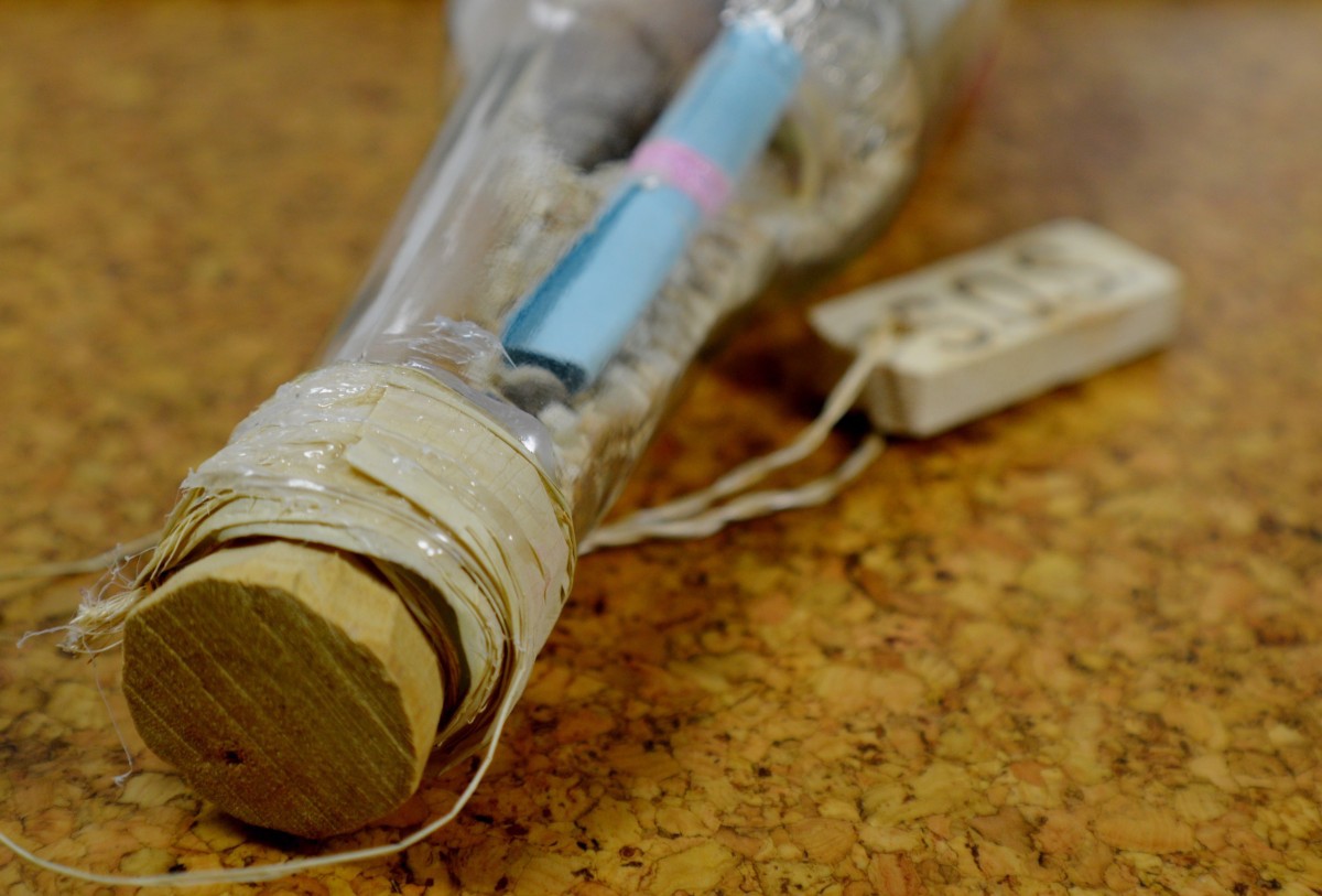 message_in_a_bottle_sos_bottle_background-1083126.jpg