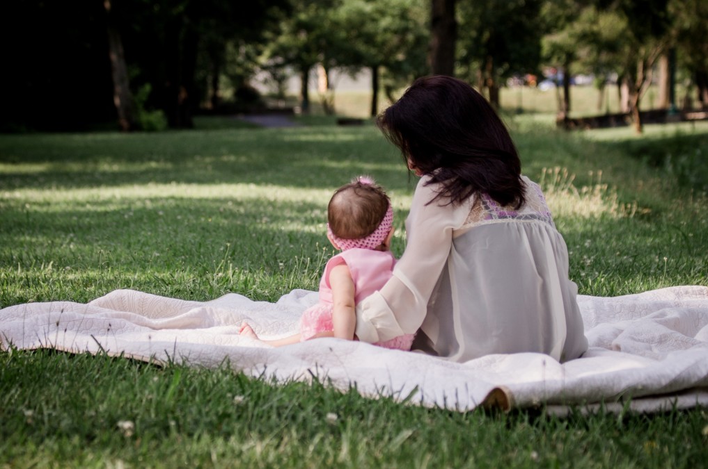 mom-daughter-in-park_t20_WQA7zY.jpg