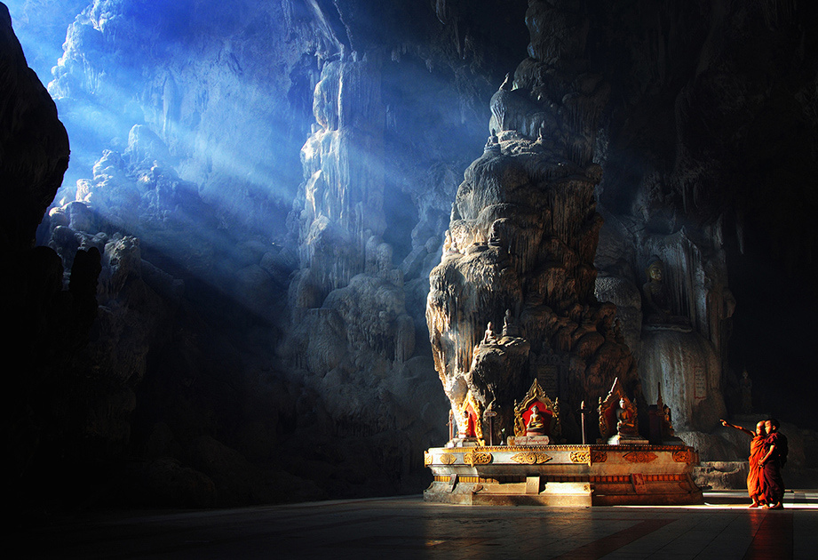 monks-in-buddha-temple.jpg