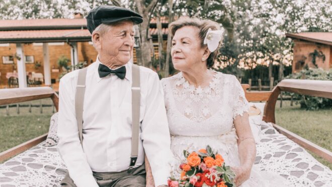 Couples recreates wedding photos after 60 years