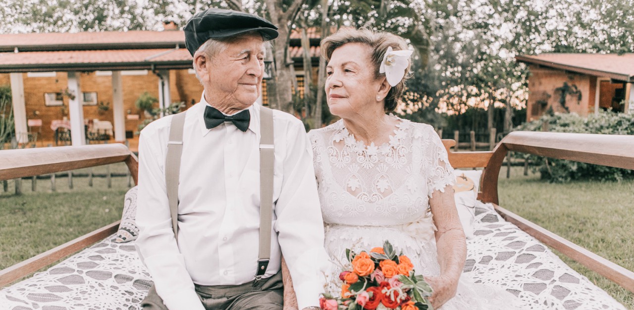 Couples recreates wedding photos after 60 years