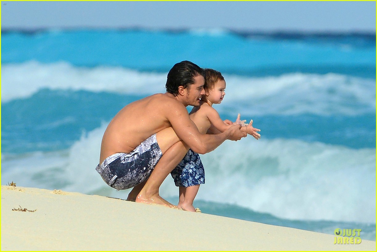 orlando-bloom-beach-waves-with-flynn-02.jpg