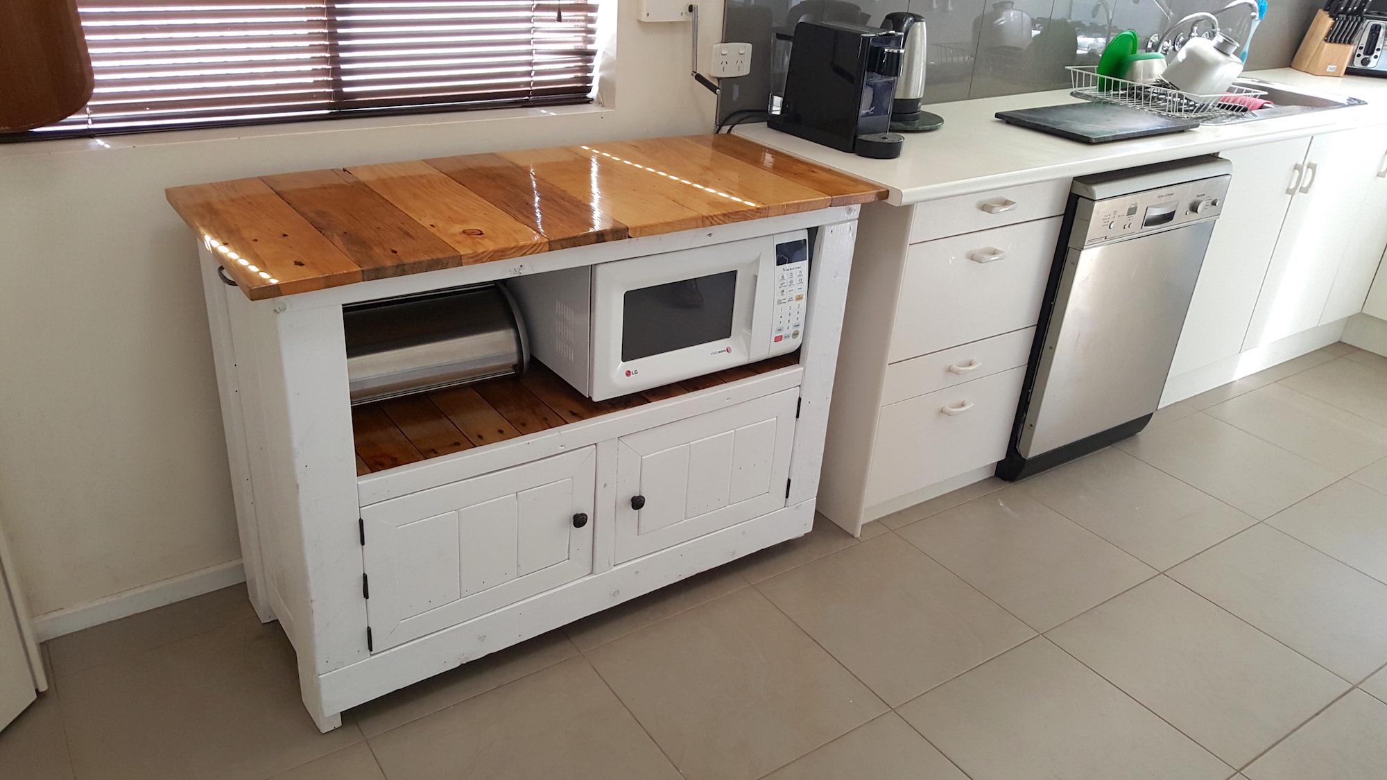 palletkitchencabinet_a.jpg