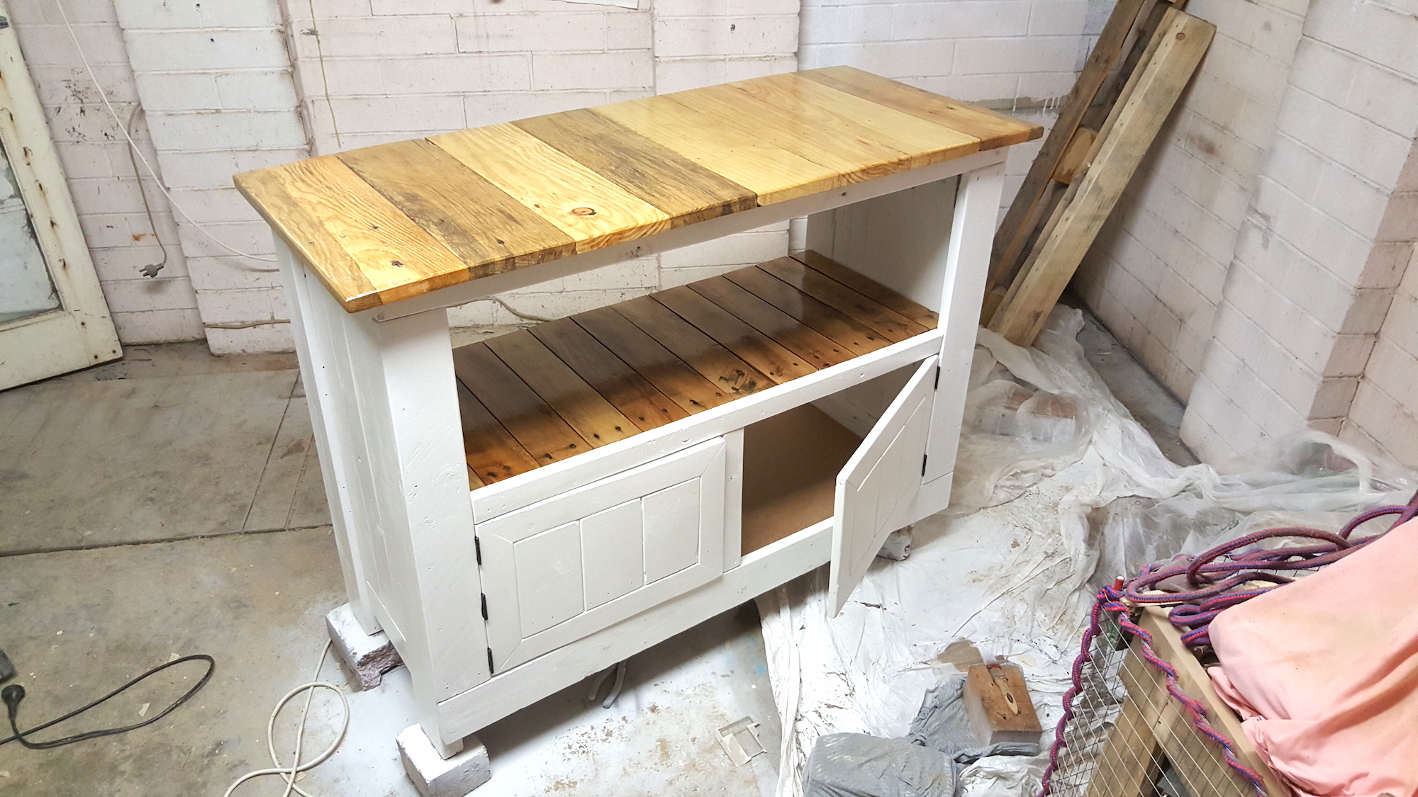 palletkitchencabinet_j.jpg