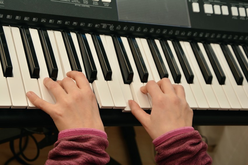 play_piano_piano_e_piano_musical_instrument_instrument_sound_music_piano_keys-1207940.jpg