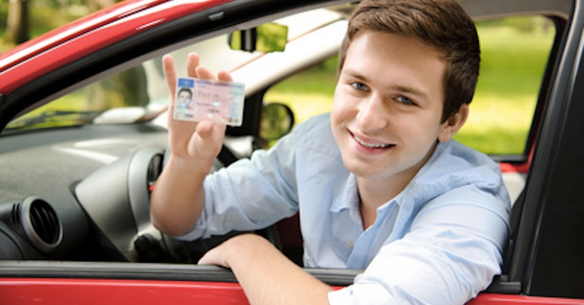 Jugendlicher mit neuem Auto und Führerschein Jugendlicher mit neuem Auto und Führerschein