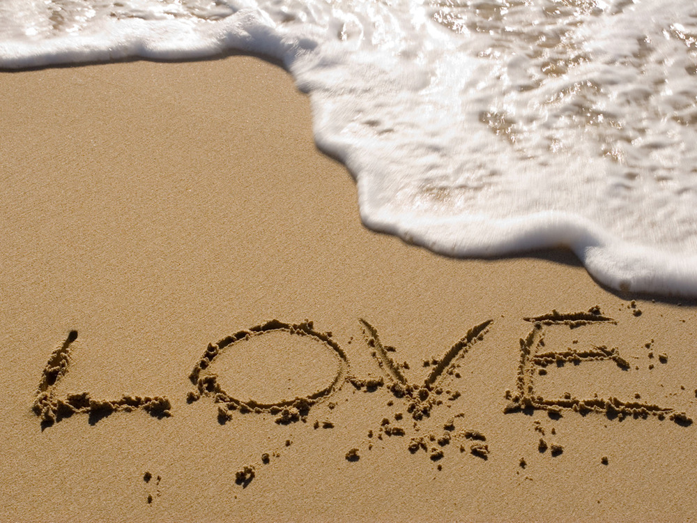 qu4PTVy4TCqRjdyZSXl9_love_in_the_sand.jpg