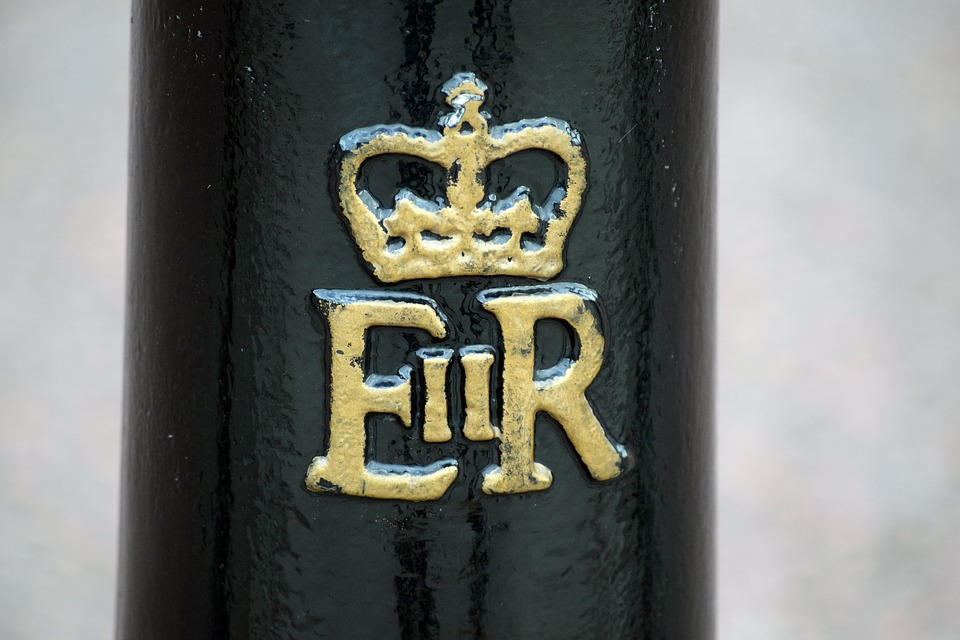 royal-cypher-of-queen-elizabeth-ii-1652551_960_720.jpg