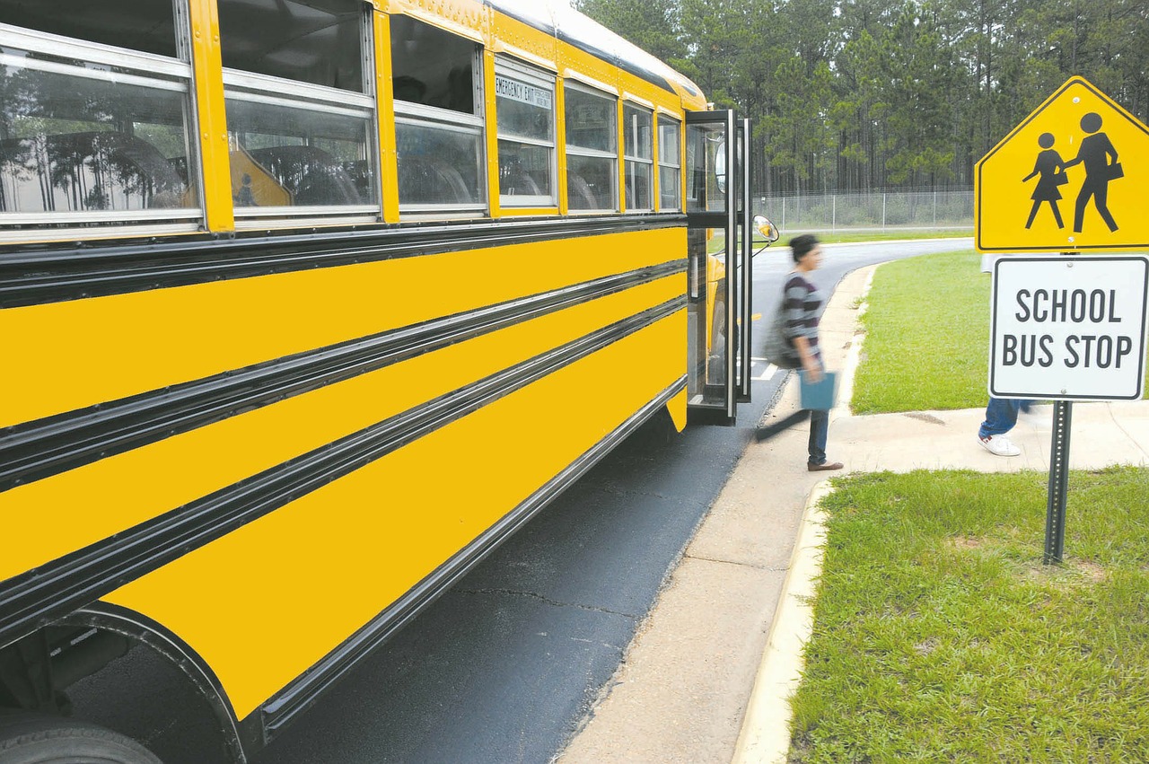 schoolbus-81717_1280.jpg