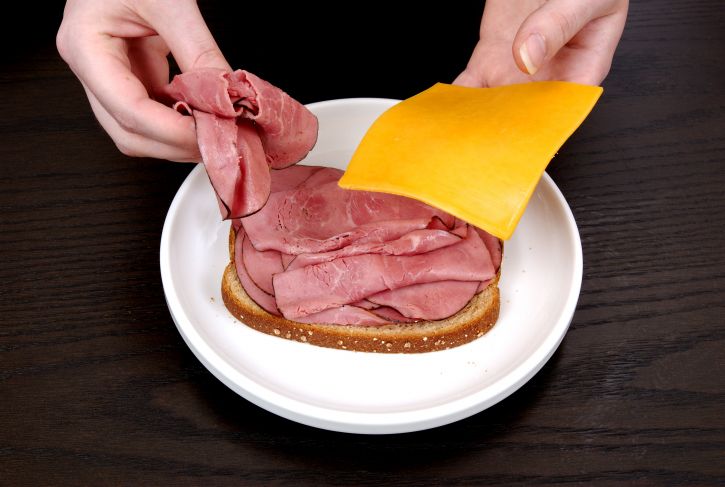 single-piece-of-cheese-along-with-three-or-four-slices-of-very-lean-ham-makes-for-a-terrific-light-and-tasty-lunch-725x487-1.jpg