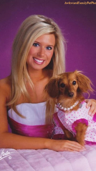 sns-viral-awkward-family-pets-pictures-blondy.jpeg