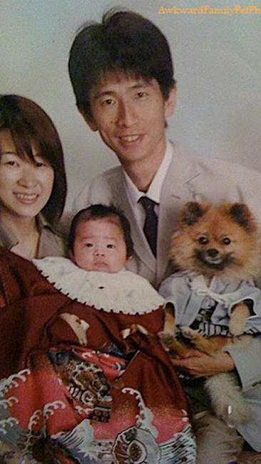sns-viral-awkward-family-pets-pictures-family-favorites.jpeg