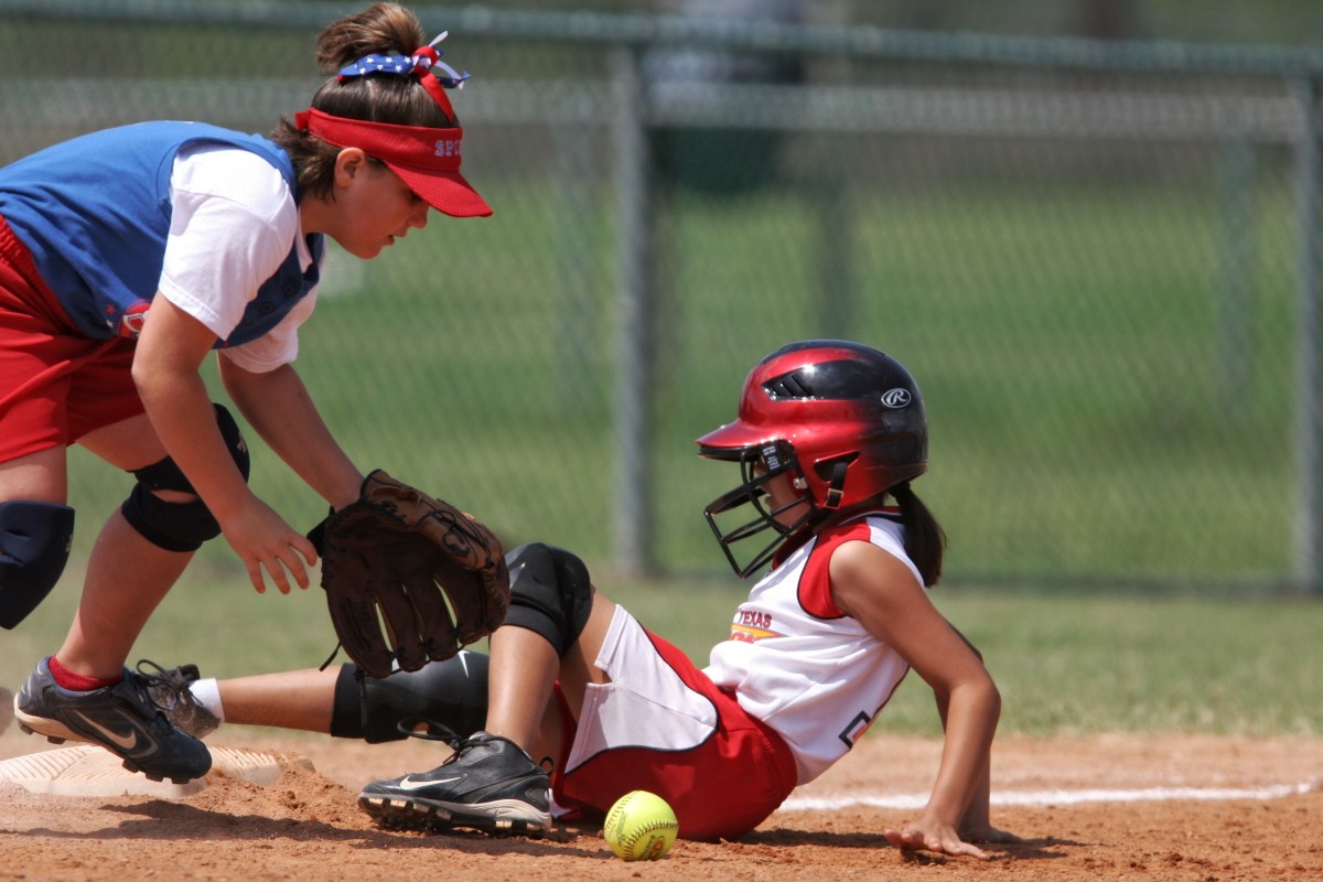 softball_action_sliding_second_base_ball_slide_play_girl-557400.jpg