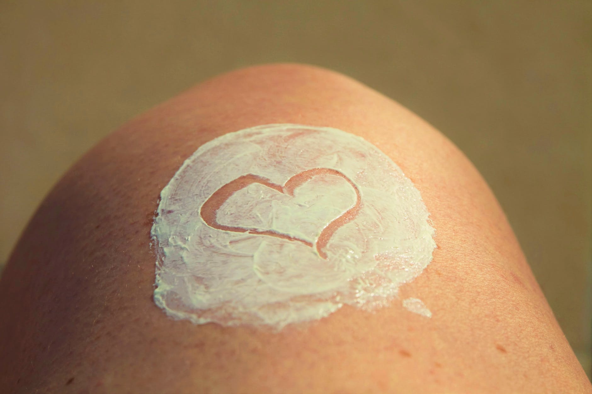 sunblock-skincare-healthy-skin-heart-161608.jpg