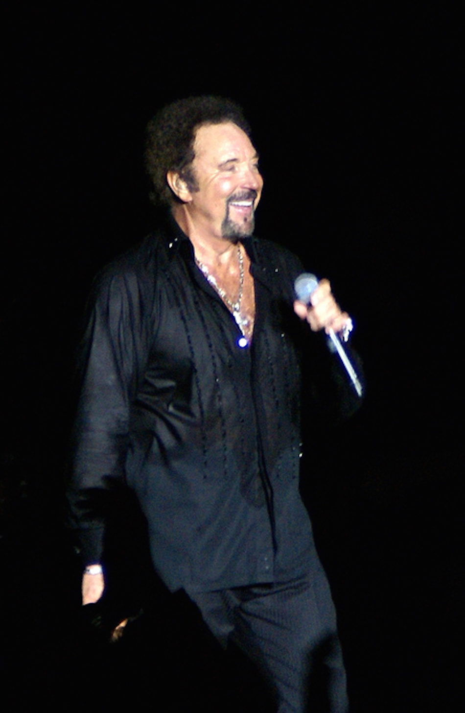 tom-jones-singing.jpg